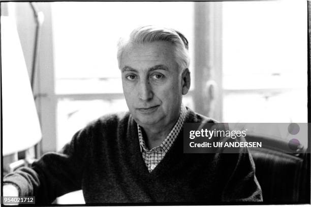 Le sémiologue et critique littéraire français Roland Barthes chez lui en 1979.