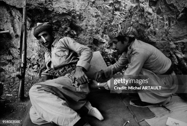 Un hôpital kurde caché dans la montagne reçoit les blessés du front situé à 18 heures de marche, bien peu y arrivent encore vivants, septembre 1974,...