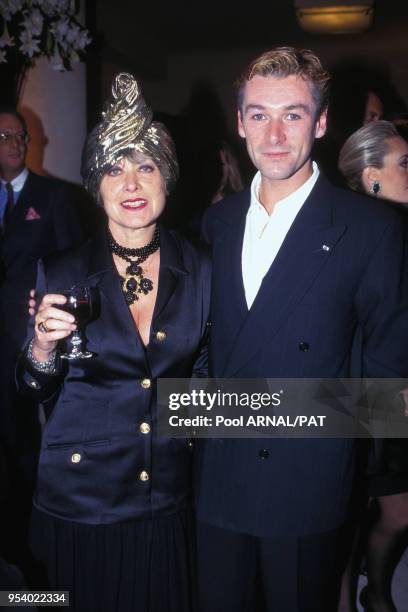 Attachée de presse Yanou Collart et le danseur étoile Patrick Dupont au défilé Céline Prêt-à-Porter Printemps/Eté en 1994, à Paris, France.