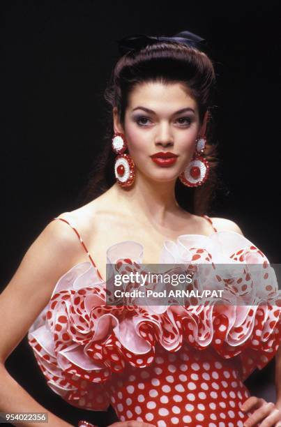 Alice Dodd en robe à pois avec volants défile pour Nina Ricci Haute Couture Printemps/Eté, janvier 1995, Paris, France.