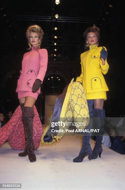 Karen Mulder et Carla Bruni en tailleur jupe et cuissardes lors du défilé Mila Schön Haute Couture Automne/Hiver, juillet 1992, Paris, France.