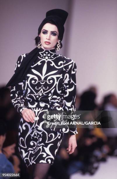 Julie Anderson porte une robe aux motifs d'arabesques noir et blanc de la collection Guy Laroche Prêt-à-Porter Automne/Hiver en mars 1992 à Paris,...