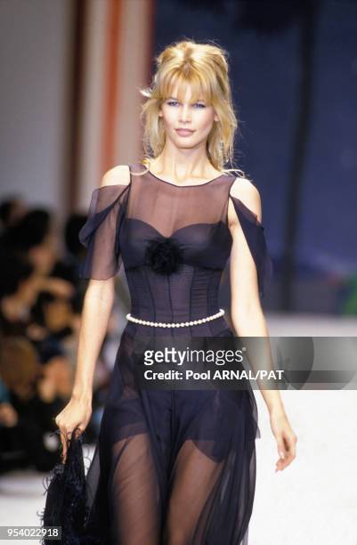 Claudia Schiffer en robe de voile transparent avec corset ceinturée de perles de culture défile pour Chanel Haute Couture Printemps/Eté en janvier...