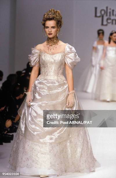 Actrice Isabelle Pasco défile en robe de mariée pour Lolita Lempicka Prêt à Porter Automne/Hiver en mars 1995, Paris, France.
