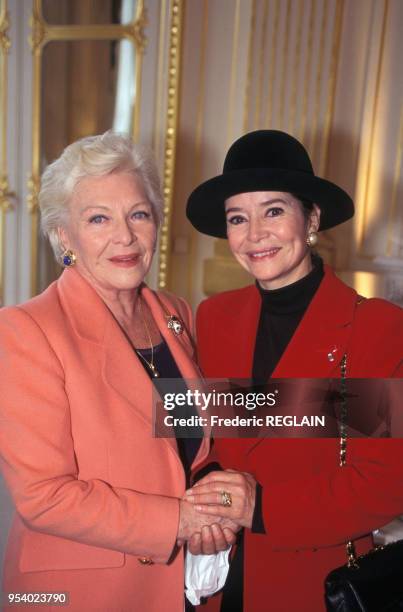 Line Renaud et Marie-José Nat lors d'une cérémonie le 10 avril 1996 à Paris, France.
