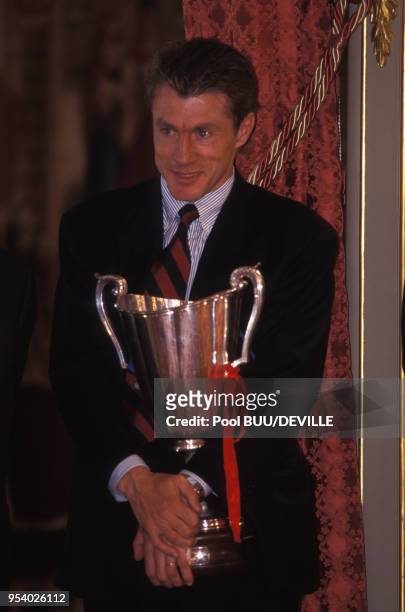 Entraîneur du Paris Saint-Germain Luis Fernandez avec la Coupe d'Europe des vainqueurs de coupe au palais de l'Elysée le 9 mai 1996 à Paris, France.