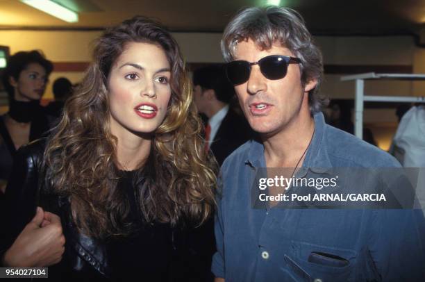 Cindy Crawford et son compagnon Richard Gere après le défilé Hervé Léger, Prêt-à-Porter, Collection Printemps-été 1994 à Paris en octobre 1993,...