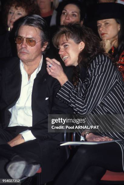 Alain Delon et sa compagne Rosalie van Breemen au défilé Ungaro, Haute-Couture, Collection Printemps-été 1994 à Paris en janvier 1994, France.