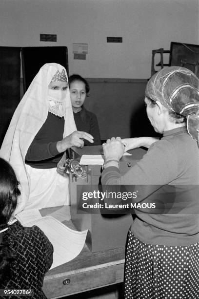 Une femme dépose son bulletin de vote dans l'urne lors des élections présidentielles le 7 février 1979 à Alger, Algérie.