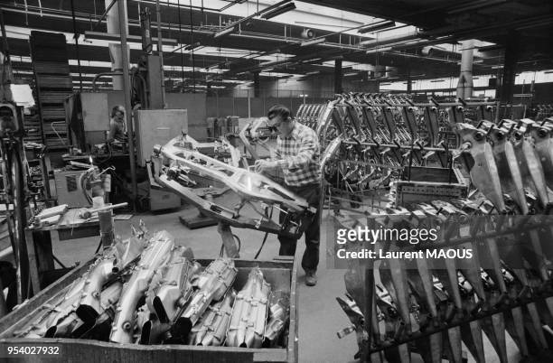 Atelier de soudure de cadres de cyclomoteurs à l'usine de deux-roues Motobécane en septembre 1979 à Rouvroy, France.