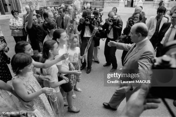 Le président Mitterrand prend un bain de foule le 9 juin 1981 lors d'un déplacement à Montélimar, France.