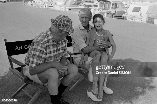 Art Carney, David Niven et Kimberley Partridge lors du tournage du film 'Ménage à trois' réalisé par Bryan Forbes à Nice en septembre 1981, france.