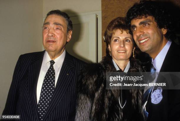 Enrico Macias à l'Olympia avec son père et sa femm Suzy le 7 mars 1985 à Paris, France.