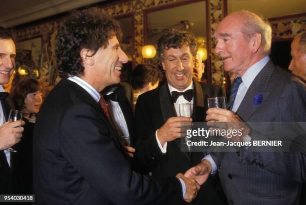 Jack Lang, Stéphane Collaro et Eddie Barclay lors de la soirée pour les 10 ans de TF1 à paris le 12 janvier 1985, france.