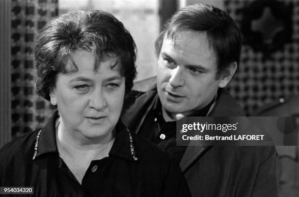 Jacqueline Maillan et Jean-François Stevenin sur le tournage du film 'Y-a-t'il un Français dans la salle' réalisé par Jean-Pierre Mocky à Paris en...