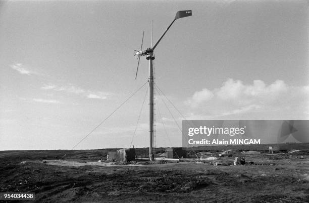 Construction de la première éolienne française à Ouessant en octobre 1979, France.