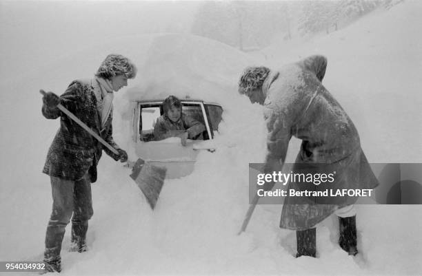 Heinz Bennent en compagnie de sa fille Anne et de son fils David en vacances à Gstaad en janvier 1981, Suisse.