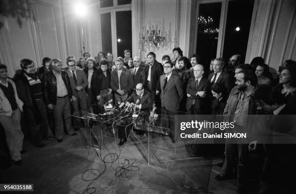 Maurice Bouvier donne une conférence de presse en la présence du commissaire Broussard suite à l'exécution de Jacques Mesrine Porte de Clignancourt...