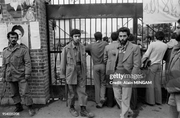 Militaires et étudiants gardant l'entrée de l'ambassade américaine de Téhéran lors de la crise des otages le 6 novembre 1979, Iran.