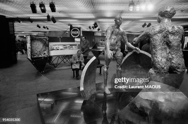 Groupe de sculptures dans la stationnde RER à la station Châtelet-Les Halles en décembre 1977 à Paris, France.