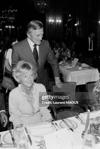 Acteur américain Kirk Douglas et Anne d'Ornano lors d'un dîner le 5 septembre 1978 à Deauville, France.