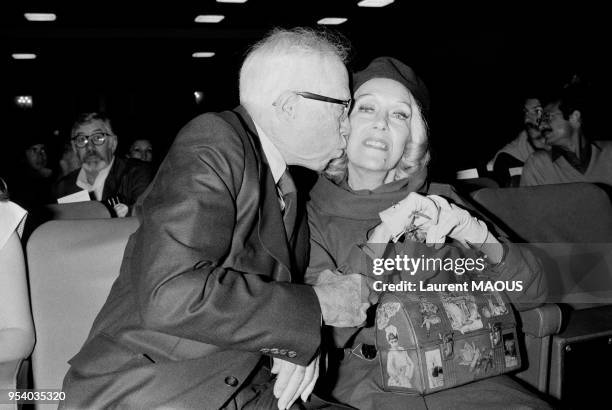Le réalisateur King Vidor embrasse l'actrice Gloria Swanson lors du Festival de Deauville le 5 septembre 1987, France.