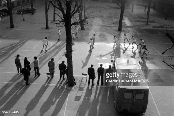 Les 'Carnot rollers skaters', jeunes basketteurs sur patins à roulettes, lors d'une démonstration au lycée Carnot le 4 février 1974 à Paris, France.