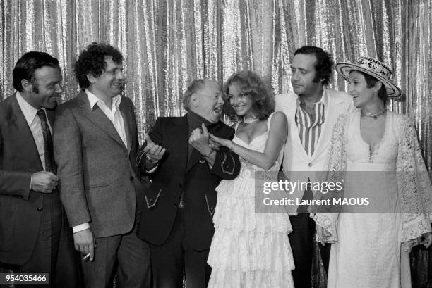 Acteur américain Mickey Rooney lors d'une soirée à l'Alcazar avec Jacques Martin, l'actrice Sydney Rome, Jean Yanne et Danièle Evenou le 4 septembre...