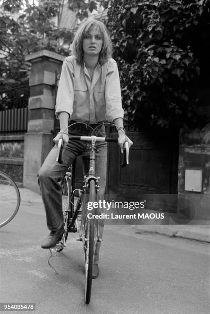 Actrice Dalila Di Lazzaro fait du vélo à Paris en septembre 1975, France.