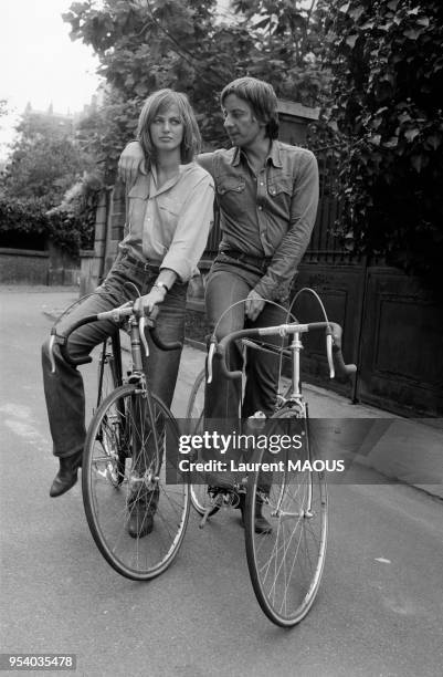 Le metteur en scène Just Jaeckin et l'actrice Dalila Di Lazzaro à Paris en septembre 1975, France.