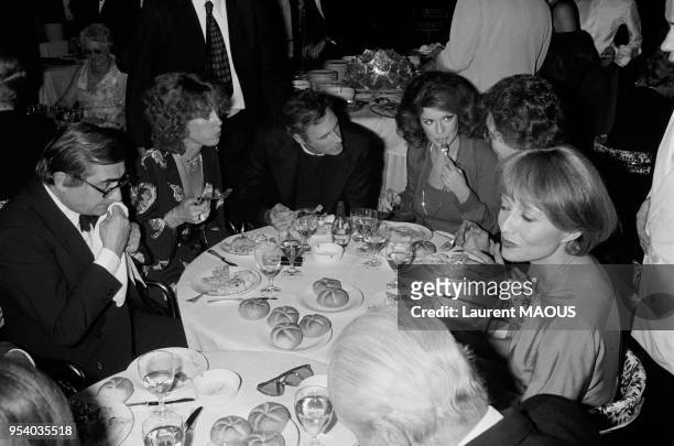 Claude Chabrol, à gauche, Stéphane Audran, à droite, Bruce Dern, 3e à gauche, et Ann-Margret, 4e à gauche, lors d'un dîner le 4 décembre 1975 à...