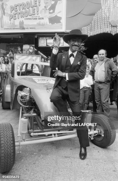 Sammy Davis Jr devant le Lido lors d'une soirée le 1er juillet 1981 à Paris, France.