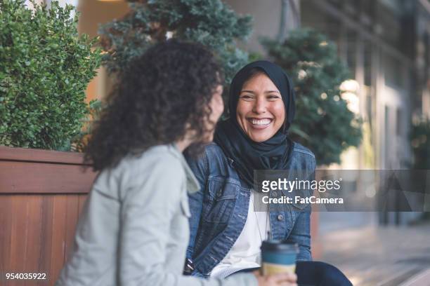 兩個中東血統的婦女穿過城市 - arab women fat 個照片及圖片檔