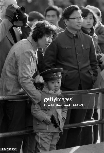 Un couple avec son fils visitant le zoo en février 1982 à Pékin, Chine.