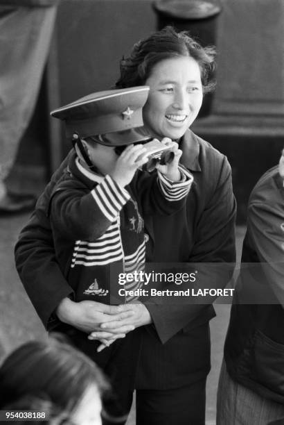 Enfant vêtu d'un costume militaire en février 1982 à Shanghai, Chine.