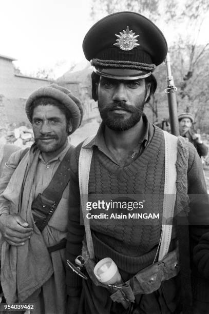 Moudjahiddine arborant une casquette récupérée sur l'armée régulière pendant la guerre civile en avril 1979, Afghanistan.