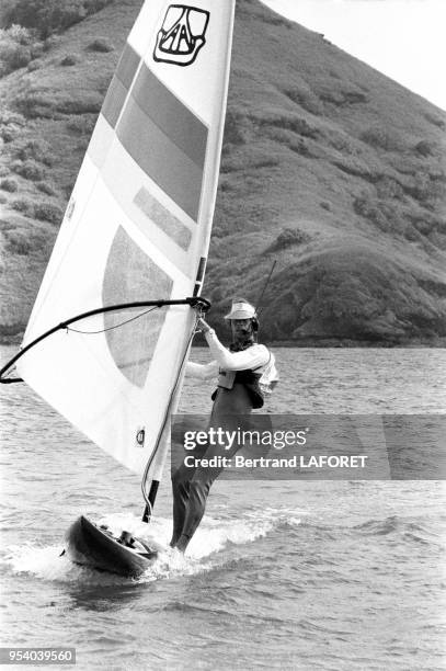 Arnaud de Rosnay avant sa tentative de traversée de l'Océan Pacifique entre les Iles Marquise et Hawaï en aout 1980, Moorea, Tahiti.