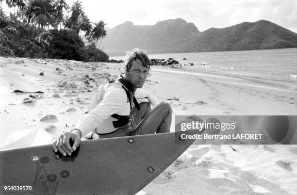 Arnaud de Rosnay avant sa tentative de traversée de l'Océan Pacifique entre les Iles Marquise et Hawaï en aout 1980, Moorea, Tahiti.