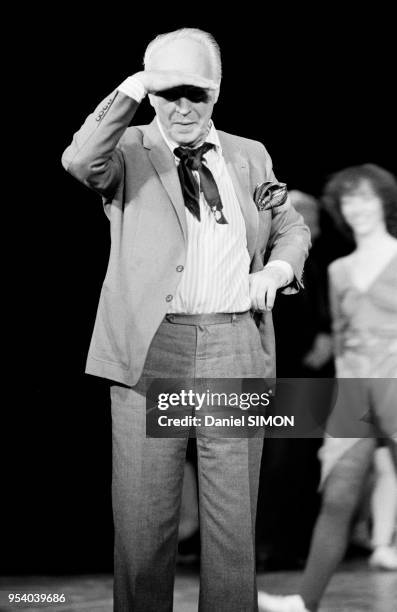 Le chorégraphe George Balanchine et ses danseurs lors des répétitions du 'New York City Ballet' au Théâtre des Champs-Elysées à Paris le 10 septembre...