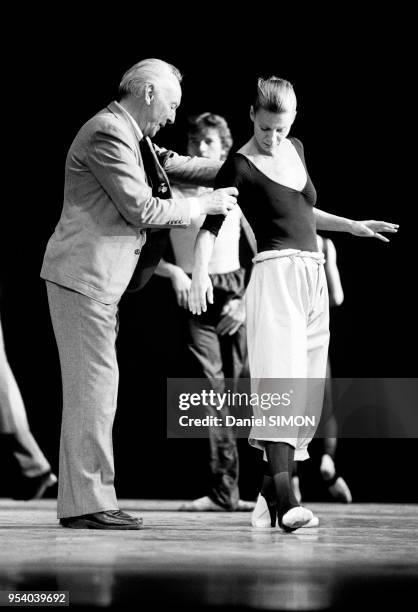 Le chorégraphe George Balanchine et ses danseurs lors des répétitions du 'New York City Ballet' au Théâtre des Champs-Elysées à Paris le 10 septembre...