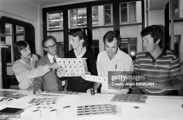 Arnaud de Wildenberg qui vient de recevoir le Prix 'Paris-Match' est entouré de François Caron, Jean Monteux et Floris de Bonneville dans les bureaux...