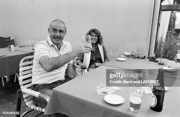 Acteur Sean Connery à la terrasse d'un restaurant avec son épouse Micheline le 5 septembre 1981 à Deauville, France.