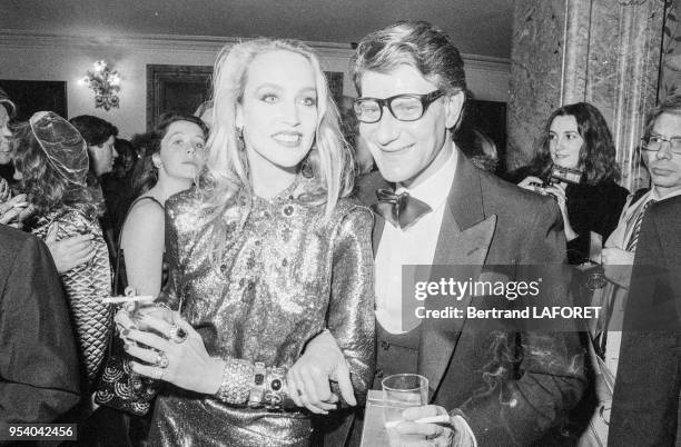 Jerry Hall et Yves Saint-Laurent lors de la soirée de lancement du nouveau parfum Saint-Laurent 'Kouros' à Paris en février 1981, France.