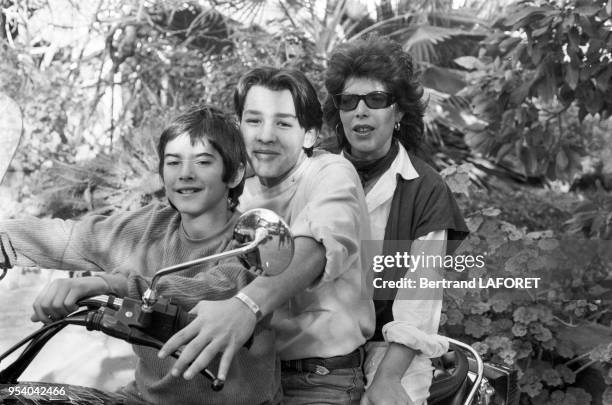 La chanteuse française Dani Auger et ses deux fils à Marrakech en février 1982, Maroc.