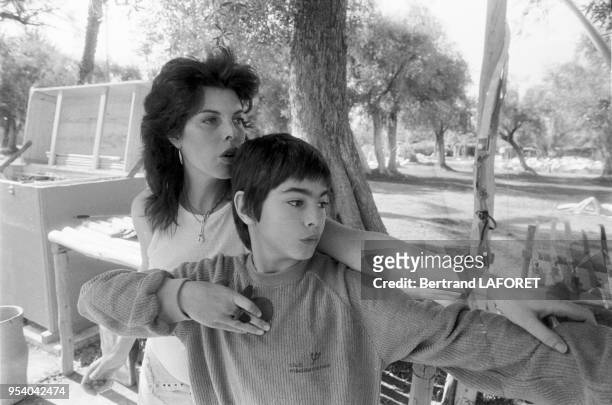 La chanteuse française Dani Auger et son fils à Marrakech en février 1982, Maroc.