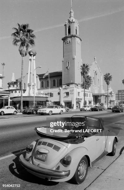 Un cabriolet Coccinelle Volkswagen sur un boulevard à Los Angeles en d"écembre 1981, Etats-Unis.