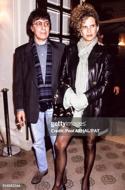 Bill Wyman et sa femme lors du défilé Rocco Barroco, Prêt-à-Porter, collection Automne-Hiver 1994/95 à Paris en mars 1994, France.