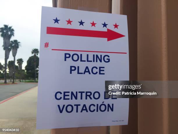 polling place sign - bilingue photos et images de collection