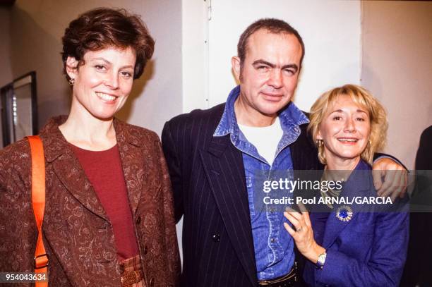 Sigourney Weaver, Christian Lacroix et Marie-Anne Chazel lors du défilé Lacroix à Paris en octobre 1993, France.