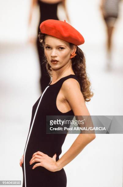 Kate Moss au défilé Yves Saint-Laurent, Prêt-à-Porter, collection été 1994 à Paris en octobre 1993, France.